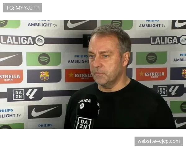 特写：场边的弗里克，不断通过平板电脑向球员展示实时防守站位图